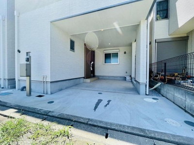 【駐車場】 | ★駅チカ徒歩６分の新築★陽当たり良好！綾瀬市蓼川 | ビルトインタイプです。雨の日の車の乗り降りの際に濡れにくいのが特徴です。