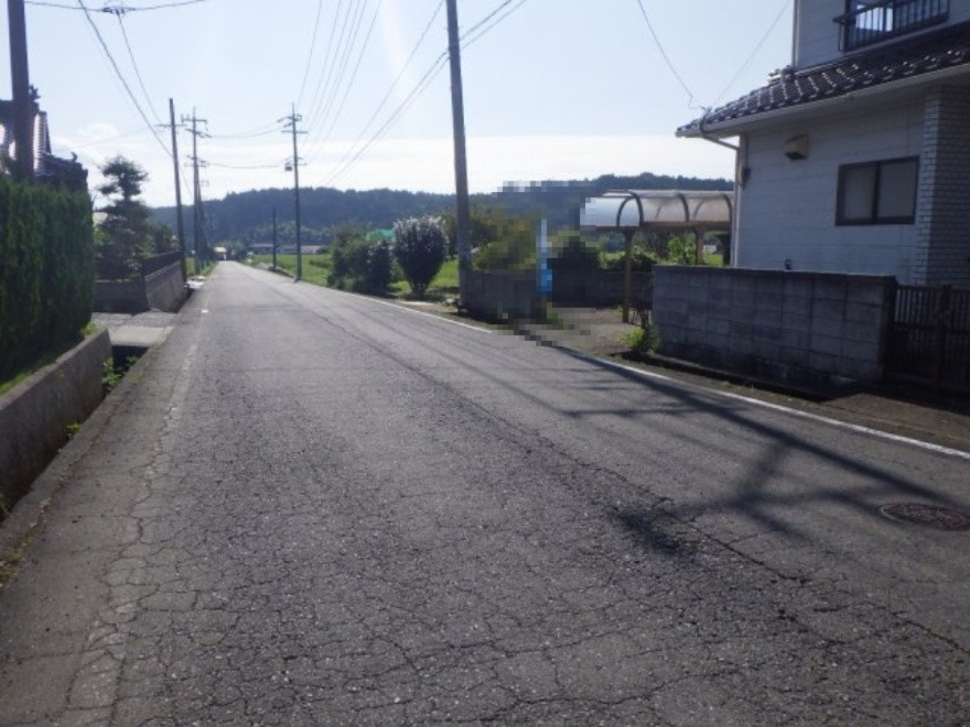 中古戸建　北広島町寺原の前面道路含む現地写真