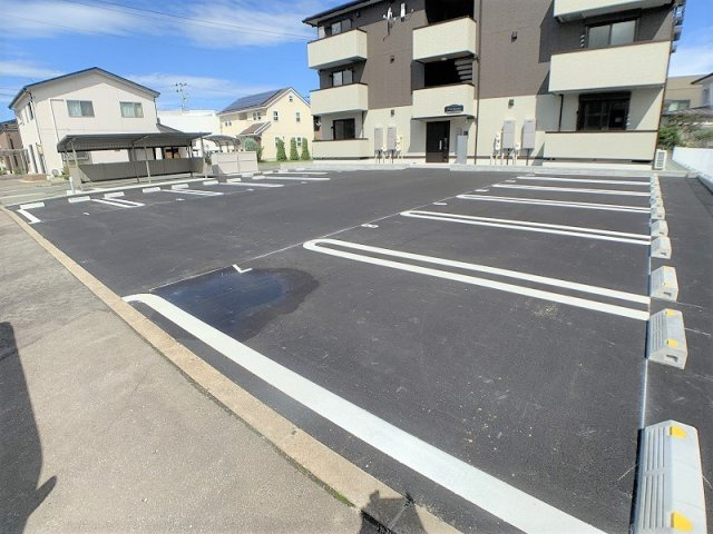 フォーチューンの駐車場