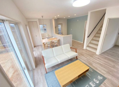 【居間・リビング】 | 円座町  | ゆったりとしたリビング☆ご家族のだんらんの場としてご利用下さい♪