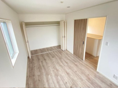 【洋室】 | 円座町  | 寝室利用がおすすめの落ち着きのある洋室。ゆっくりお休みください。