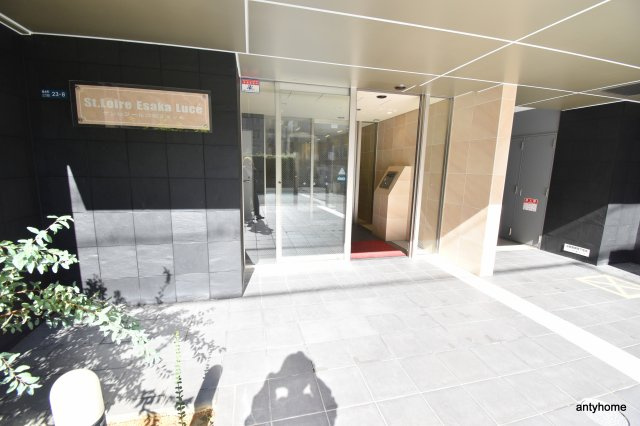 サンロワール江坂リュッセ　仲介手数料無料のエントランス