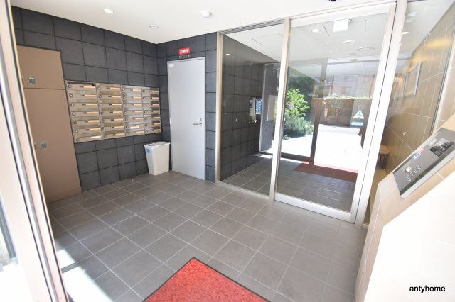 サンロワール江坂リュッセ　仲介手数料無料のエントランス