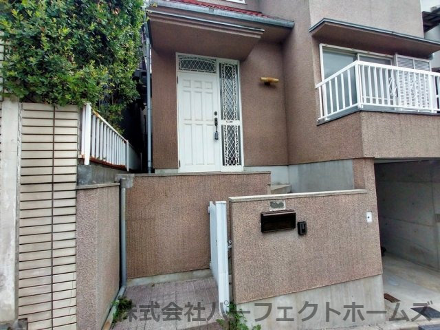 枚方市杉山手１丁目の中古一戸建のエントランス
