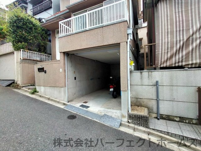 枚方市杉山手１丁目の中古一戸建の駐車場
