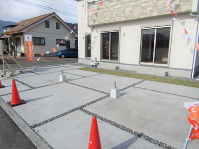 【駐車場】 | ブルーミングガーデン　南アルプス市在家塚1期　1号棟 | 車をお持ちの方に嬉しい駐車場付きの物件です