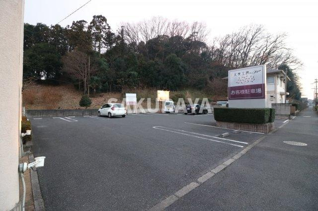 朝倉町ロアテナントの駐車場