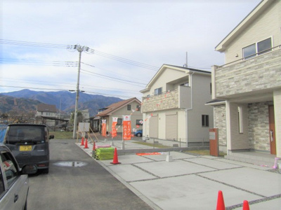 【前面道路含む現地写真】 | ブルーミングガーデン　南アルプス市在家塚2期　1号棟 | 前面道路含む現地写真です