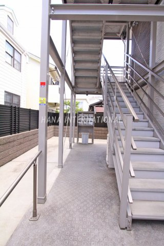 クレイノ立川ピュアコートのエントランス