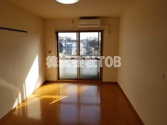 【居間・リビング】 | ドゥ・ベルジュール | こちらの居間で趣味の時間をお楽しみください