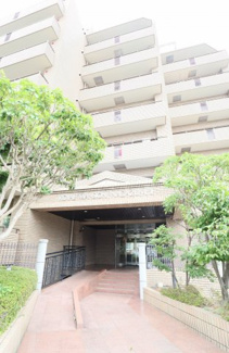 【外観】 | 徒歩3分のバス停からバスが出ています。安全に配慮されたオートロックマンションです♪ すぐ近くにスーパーやドラッグストアがあり、長く快適に暮らせる環境です♪