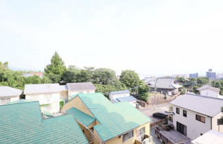 【展望】 | バルコニー前面はさえぎる高層ビルもなく、美しい青空の眺望が広がります