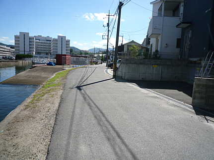 広島市南区向洋大原町　中古一戸建て(JS)の前面道路含む現地写真