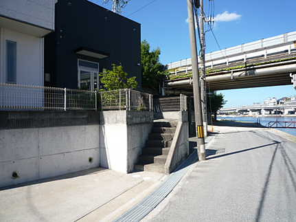 広島市南区向洋大原町　中古一戸建て(JS)の前面道路含む現地写真