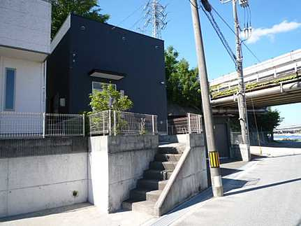 広島市南区向洋大原町　中古一戸建て(JS)の前面道路含む現地写真