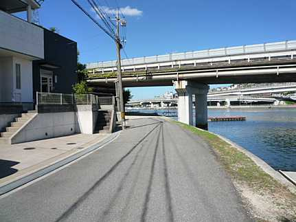 広島市南区向洋大原町　中古一戸建て(JS)の前面道路含む現地写真