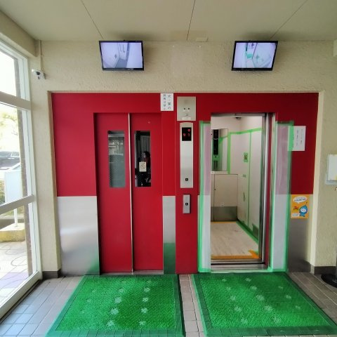 すみれ橋第二コーポ 四号棟のその他共用部分|エレベーターは2基あり混雑時もスムーズでモニター付きで安心♪