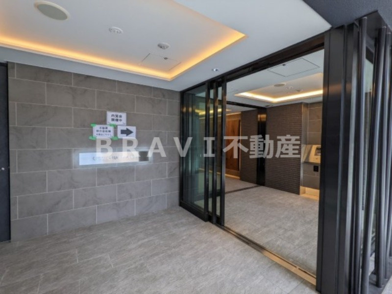 コンフォリア・リヴ南森町Q BRAVI不動産のエントランス