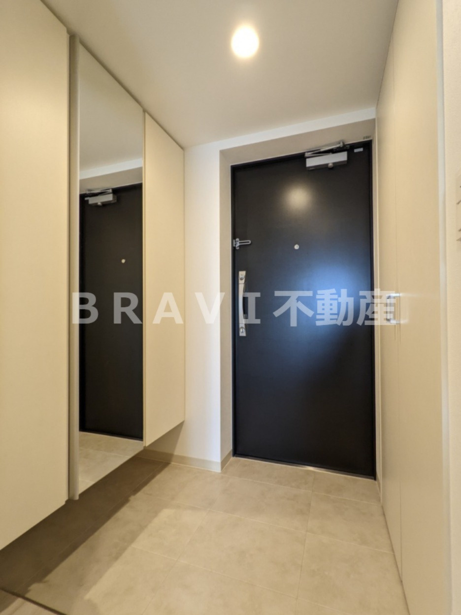 コンフォリア・リヴ南森町Q BRAVI不動産の玄関