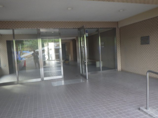 ペルル東野のエントランス