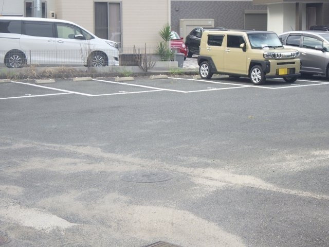 ペルル東野の駐車場