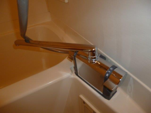 サンヴィレッジ笹沖の浴室|サーモスタッド付き水栓