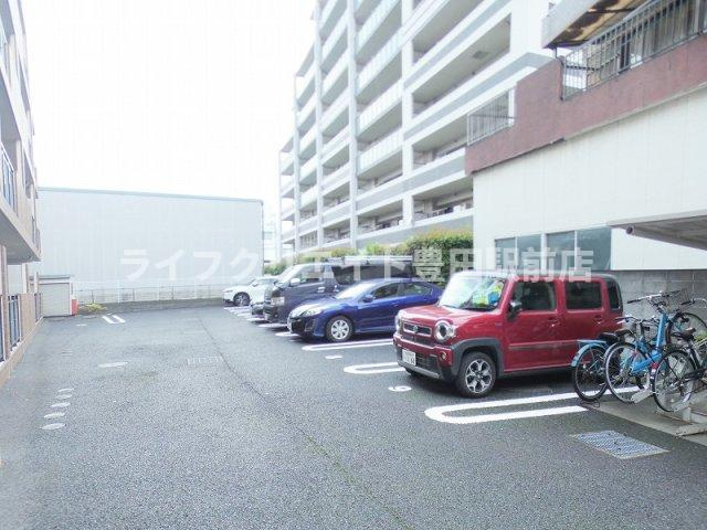 メゾン果林の駐車場