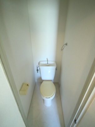 サンモリツのトイレ|落ち着いた色調のトイレです