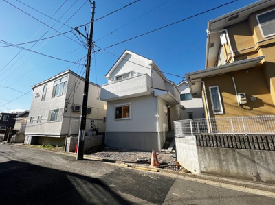 【外観】 | アーバンコミュニティ国見２ | 幅員5.8ｍの道路ですので、駐車が苦手な方でも余裕をもって駐車可能です。周辺は住宅地の為、交通量は少ないです。