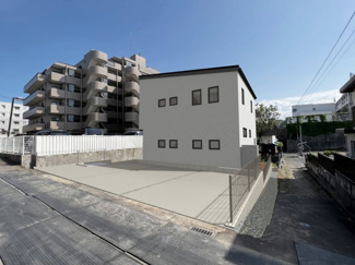 【外観パース】 | 現地写真を元にした完成イメージです。（2022年11月完成予定）
西側道路はセットバック済みです。