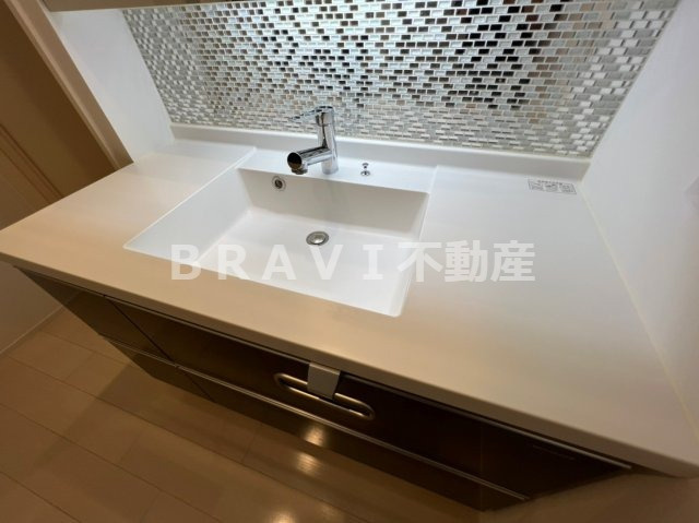 レジディア堺筋本町プレイス　BRAVI不動産の独立洗面台|【レジディア堺筋本町プレイス】独立洗面台あり、毎朝おしゃれに忙しい女性の方におすすめです