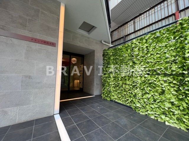 レジディア堺筋本町プレイス　BRAVI不動産のエントランス|【グラシア堺筋本町】清潔なエントランスです
