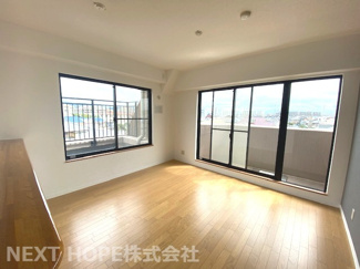 【居間・リビング】 | コスモ宝塚ツインフォルム | 二面採光の明るく開放的なリビングです♪全てのお部屋がバルコニーに面した明るい室内です！！