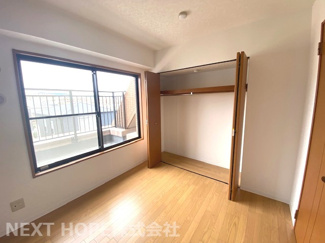 【洋室】 | コスモ宝塚ツインフォルム | 洋室4.5帖です♪大きな収納も設けられており、たくさんのお洋服・小物が収納できるので室内を有効に使用していただけます(^^)