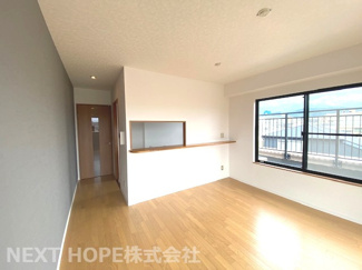 【居間・リビング】 | コスモ宝塚ツインフォルム | LDKは約１２帖です♪バルコニーに面した明るく開放駅な室内です！令和４年８月末室内リフォーム済み(^^)お待たせ無しで即ご入居していただけます！ぜひ素敵な室内を現地でご確認ください！
