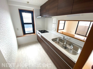 【キッチン】 | コスモ宝塚ツインフォルム | 新品の対面式システムキッチンです♪お料理しながらリビングを見渡せます！キッチン横には窓も有り、明るく開放的です(^^)