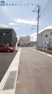 【前面道路含む現地写真】 | 前面道路幅員5ｍの公道です。