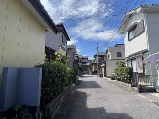 高浜市田戸町　中古住宅の前面道路含む現地写真|周りは個人宅が多いです。