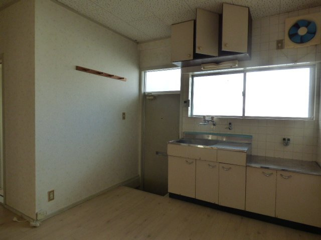 【キッチン】 | ホワイトハウスＡ | キッチン正面に窓があり、匂いもこもりにくいです。水回りへの動線が集約されており、ダイニングテーブルも置けます♪　