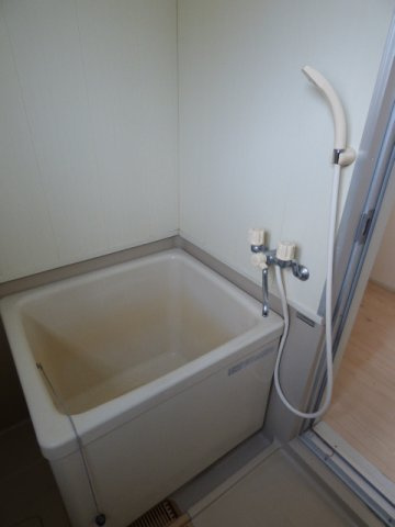 【浴室】 | ホワイトハウスＡ | 浴室窓もついているので換気も◎　