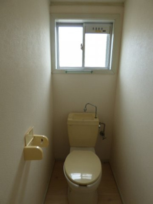【トイレ】 | ホワイトハウスＡ | トイレに窓があるとにおいもこもりません。　