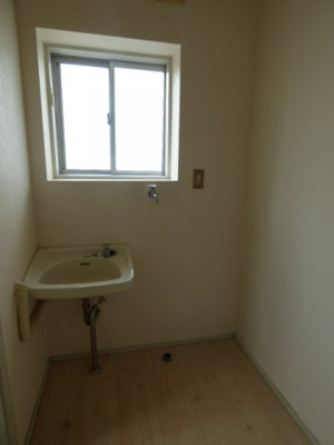 【洗面所】 | ホワイトハウスＡ | 洗濯機置場は室内にあります♪気になる水回りのカビも、窓があるので気になりにくい！　