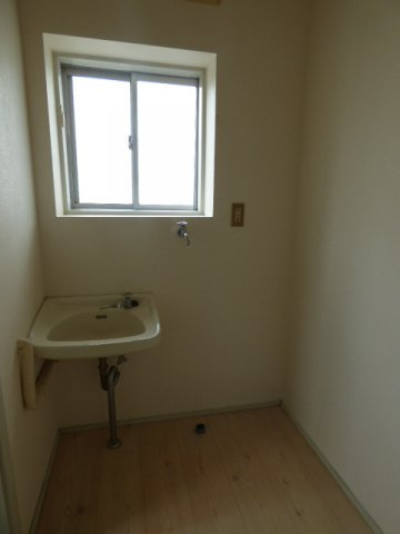 【洗面所】 | ホワイトハウスＡ | 洗濯機置場は室内にあります♪気になる水回りのカビも、窓があるので気になりにくい！　