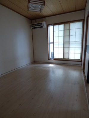 【洋室】 | ホワイトハウスＡ | 洋室6帖　２部屋とも掃出し窓があり、採光◎エアコン１台設置しております。