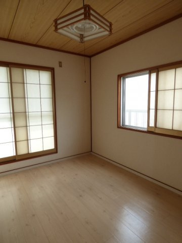 【洋室】 | ホワイトハウスＡ | 洋室６帖。窓が２面あるので、風通しが良く明るいです。