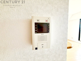 訪問者が来たときにテレビ画面で確認できるため、安心してドアを開けられます。録画機能があるものもあり、留守中に来訪者を記録しておくことができます。利便性が高く、セキュリティ面でも安心です。