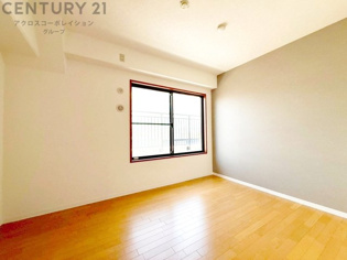 子供部屋…創造性や成長を促す遊びの空間を提供。学習や趣味に集中できる環境を整えます。個別のプライベートスペースは自己表現と自立心を育み、心地よい睡眠環境を整えリラックスできる場所を提供。