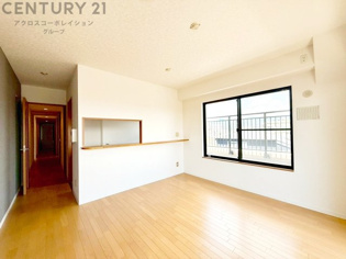 リビングダイニングは家族や友人とのコミュニケーションを楽しむ場所でくつろぎながら食事や会話を楽しめ、多目的に利用できリラックスできる空間です。家庭内の中心として機能し、快適な生活をサポートします。