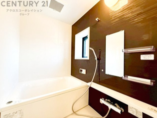 気密性と断熱性に優れ、外気の影響を受けにくく、浴室内の温度を一定に保ちやすいです。特に冬場は、暖房効率が高まり、快適なバスタイムを過ごせます。