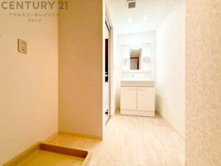 衣服の収納や脱ぎ着や整理整頓がしやすく、湿った衣類を乾燥させるスペースがありカビや臭いの発生を防ぎます。床の汚れを他の部屋に持ち込まず清潔を保つことができます。また快適な入浴環境の整備にも役立ちます。